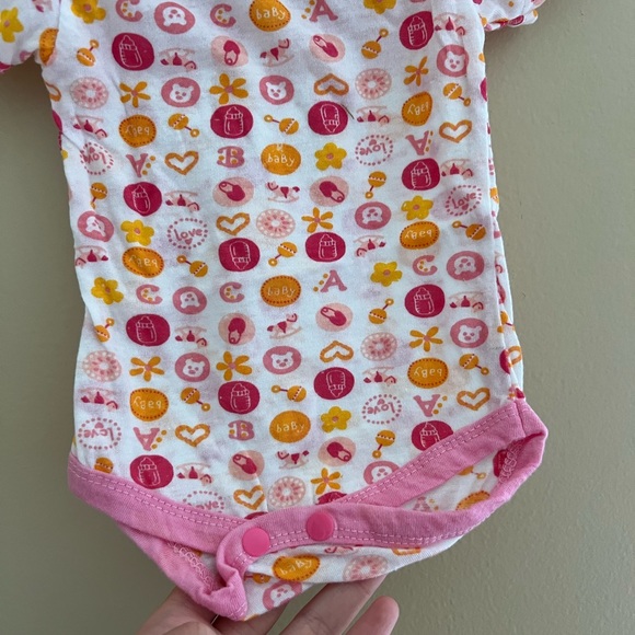 🔶MAX GREY: Baby girl size 0-6 months, NWOT patterned multicolor onesie🔶 - Picture 5 of 6
